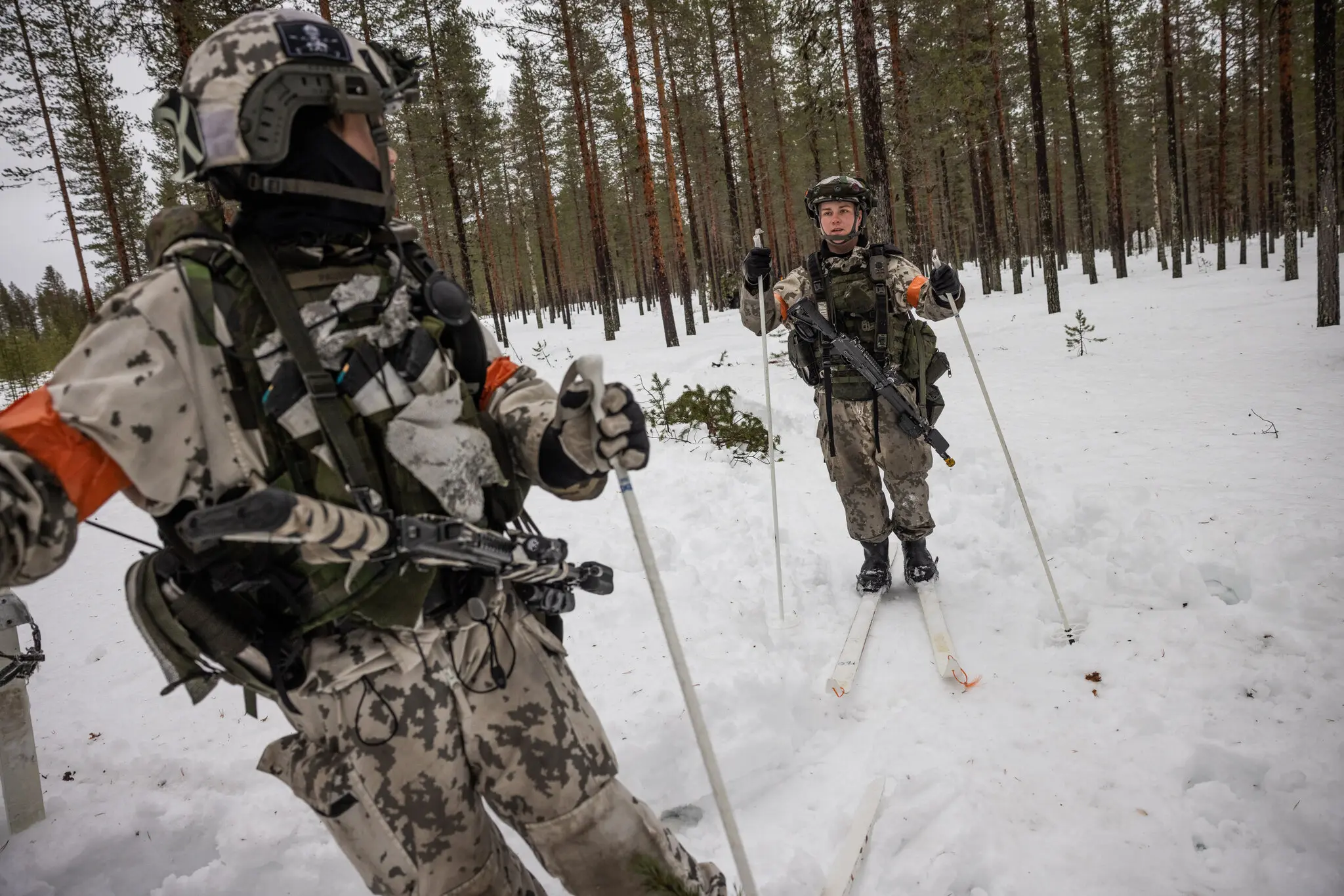 Фінські солдати на лижах під час підготовки до арктичних військових навчань у Соданкюля, Фінляндія, у лютому.